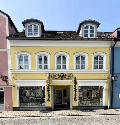 Repräsentativer Eingangsbereich mit zentralem Zugang & Schaufensterfront.jpg