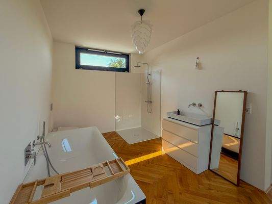 Mit Wanne und Dusche