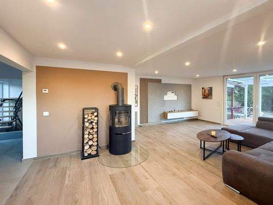 geräumiges Wohnzimmer