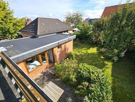 Blick vom Balkon in den Garten