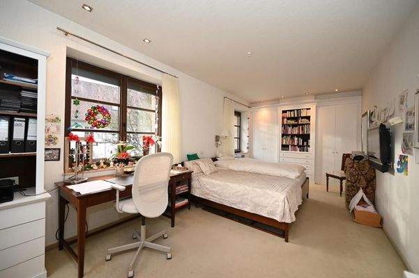 Geräumiges Schlafzimmer