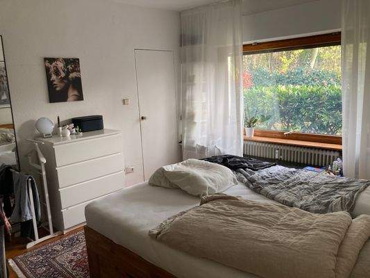 Einliegerwohnung 2: Schlafzimmer mit direktem Zugang zum Badezimmer