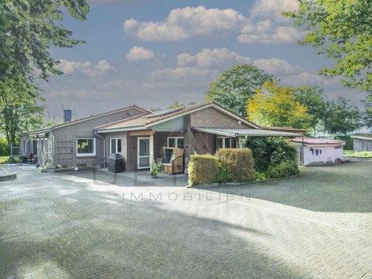 Vorderansicht Haus mit Carport