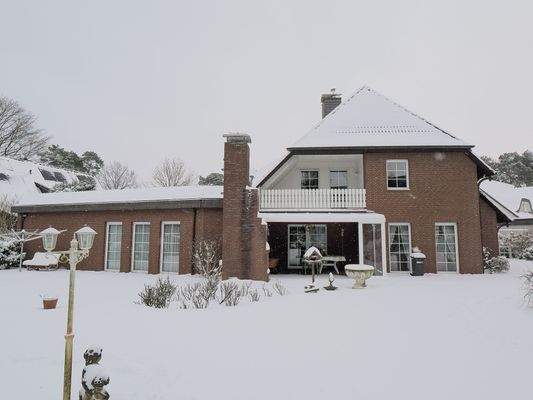 Blick vom Garten zum Wohnhaus