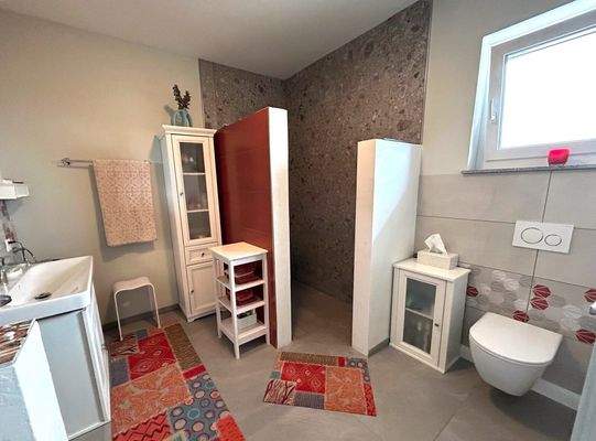 Das Duschbad im OG natürlich mit Fenster