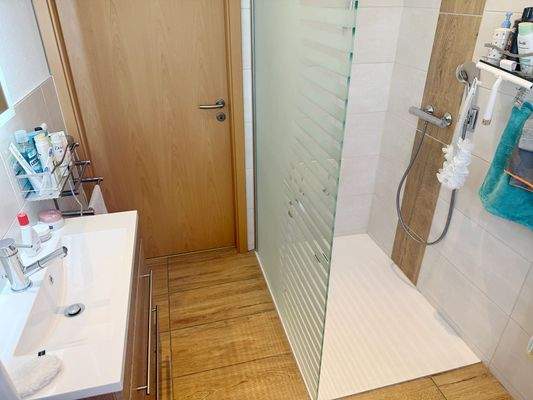 ... mit ebenerdiger Dusche