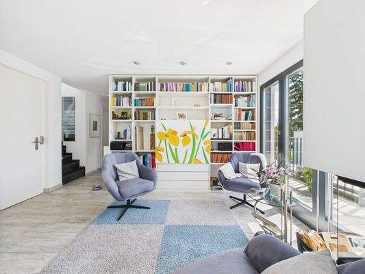 Wohnbereich mit Kamin und Balkon