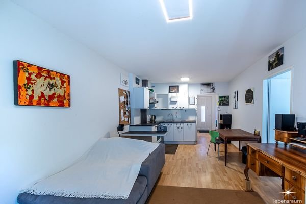 Wohnraum Blick Richtung Eingangstüre