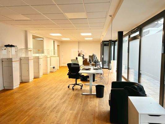 Großer Innenraum mit großer Fensterfront für maximale Sichtbarkeit