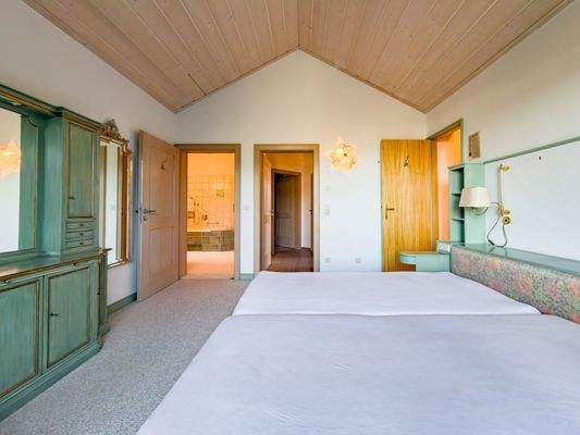 Blick Richtung Bad und Ankleidezimemr