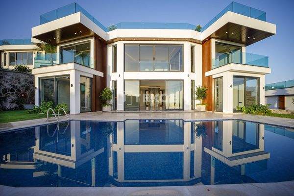 Detached Villas in a Complex with Private Beach in Türkbükü