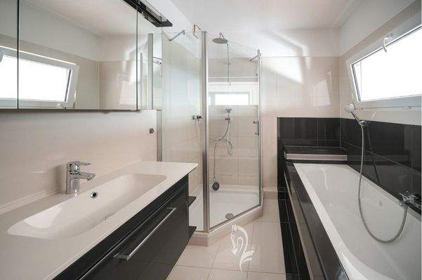 Bad mit Wanne und Dusche