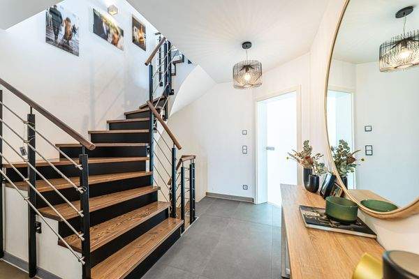 Repräsentativer Eingangsbereich mit moderner Treppenarchitektur