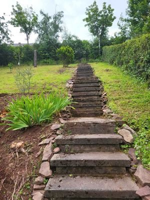 A Treppe zum Zugang von oben