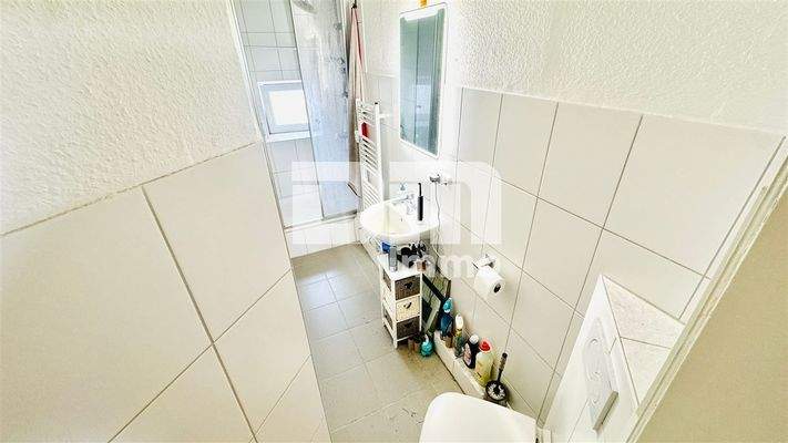 OG1 Wohnung / Bad Dusche / Handtuchwärmer