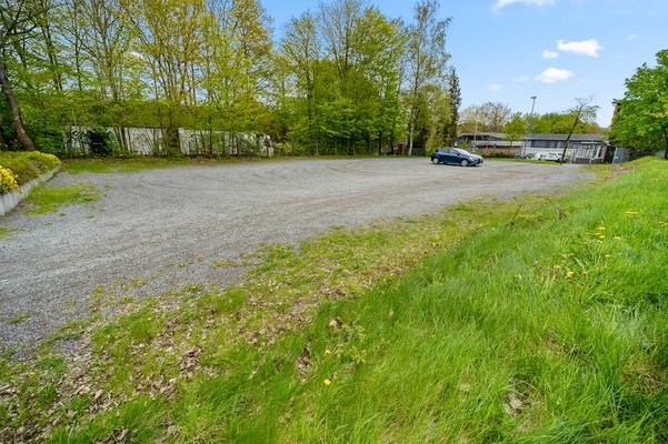 Freie Grundsatücksfläche mit Sicht zur Straße