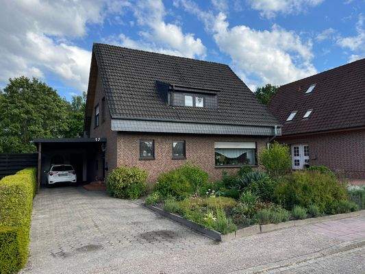 Auffahrt z. Carport und Garage