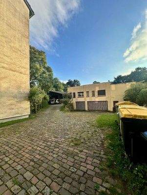 Einfahrt zur Schreinerei mit weiteren Garagen