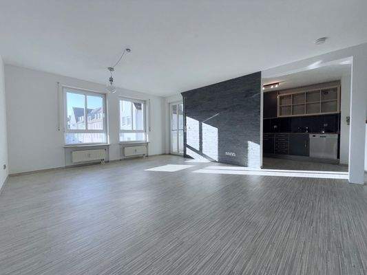 offenes Wohnzimmer mit Blick auf die Küche