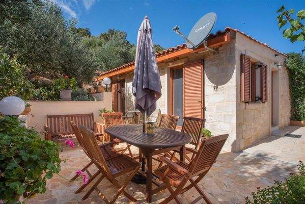 Kreta, Kolymvari: Villa mit Meer- und Bergblick und unabhängigem Apartment zu verkaufen