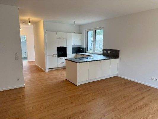 Blick zur Einbauküche