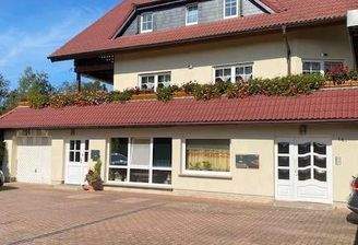 Vorderansicht Eingänge Stellplätze