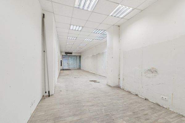 Ladenlokal links Eingangsbereich