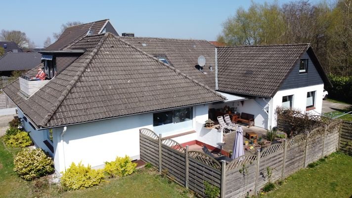 seitliche Ansicht mit Balkon im DG