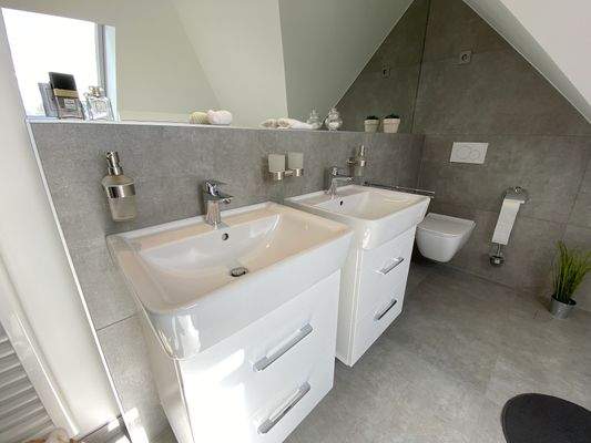 Dachgeschoss: Duschbad zwischen den Kinderzimmern.