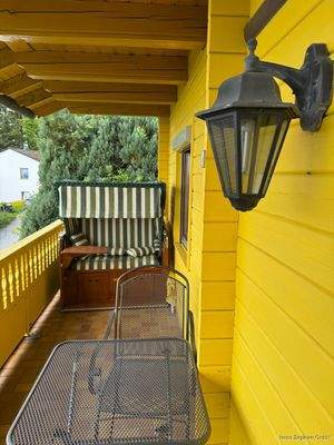 Ein großer Balkon lädt zum entspannen ein