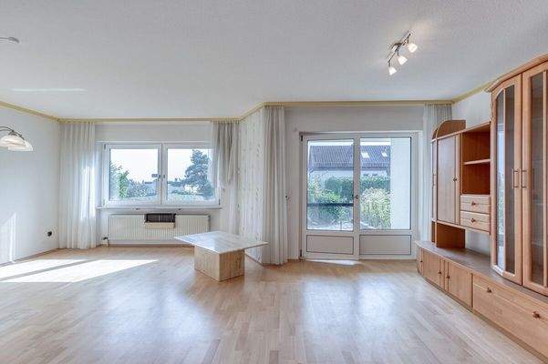 Geräumiges Wohnzimmer mit viel Tageslicht und dire