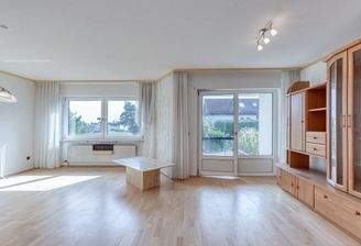 Geräumiges Wohnzimmer mit viel Tageslicht und dire