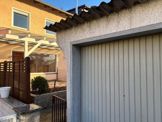 Garage mit Blick auf Terrasse