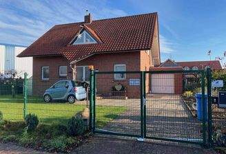 Außenansicht mit Garage