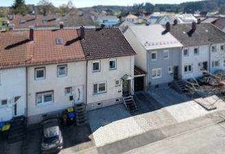 Übersichtaufnahme mit Eingangsbereich, Garage und Pkw-Stellplätzen