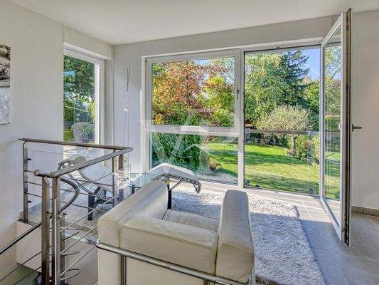 Sitzplatz mit Aussicht in den Garten