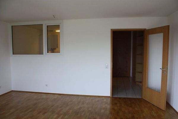 Wohnbereich mit Binnenfenstern zur Küche