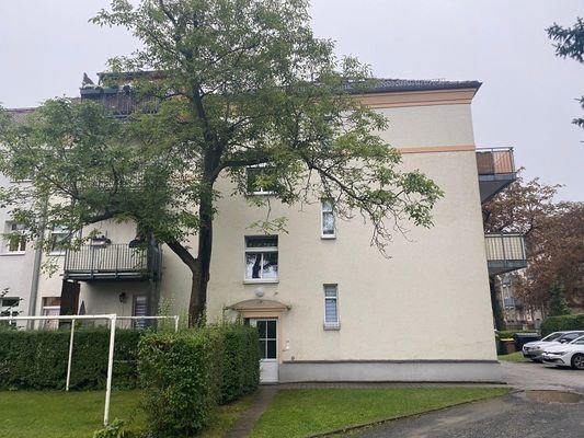 Hausansicht Wohnung mit Balkon.jpg