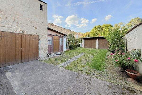Nebengebäude mit Garage und separate Doppelgarage