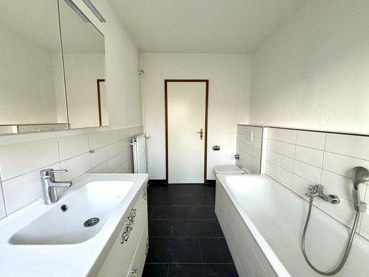 Tageslichtbad mit Wanne und Dusche