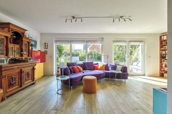 Großzügige Sitzecke im WZ