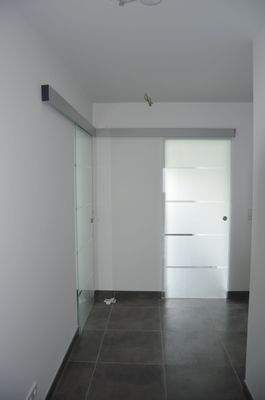 Schiebetüren mit Zugang zum Wohn- und Essbereich