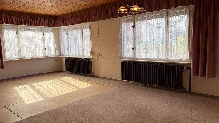 geräumiges Wohnzimmer