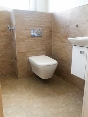 Gäste WC mit Waschmaschinenanschluss