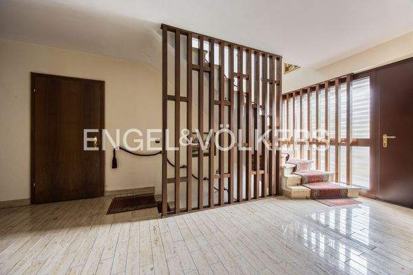 Repräsentativer Eingangsbereich mit Zugang zum Obergeschoss, der Garage und zum Keller