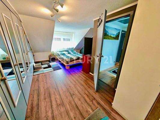 geräumiges Schlafzimmer mit riesen Einbauwand