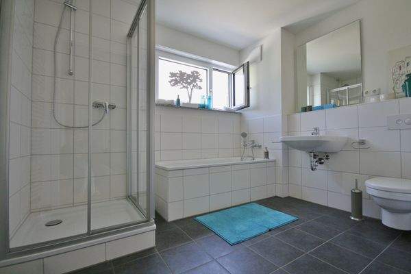 Bad mit weißen Wandfliesen und anthrazit Bodenfliesen (Musterwohnung).JPG