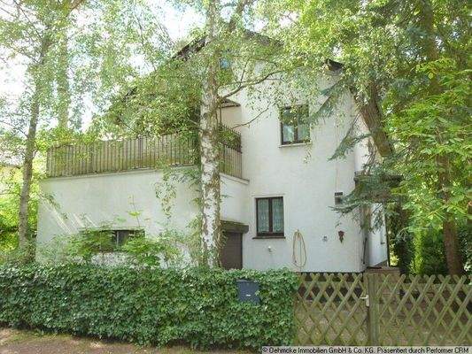 Eingangsbereich mit Garage und Terrasse im OG