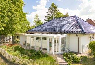 Gartenansicht mit Wintergarten