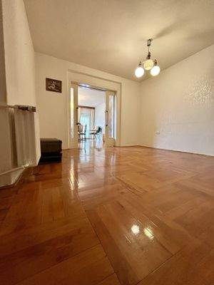 Wohnzimmer im Obergeschoss mit angrenzendem Esszimmer